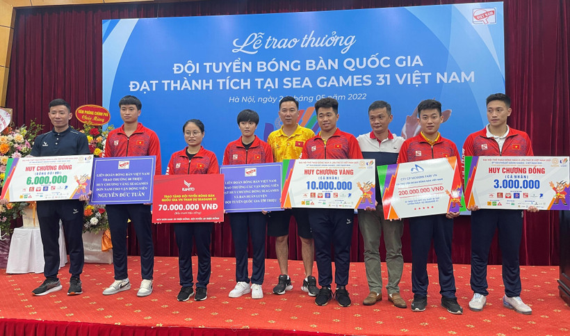 Toàn cảnh lễ trao thưởng cho Đội tuyển bóng bàn quốc gia.