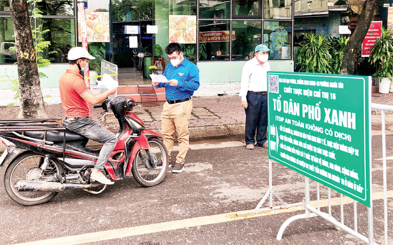 Chốt kiểm soát phòng, chống dịch Covid-19 tại phường Nghĩa Tân (quận Cầu Giấy).