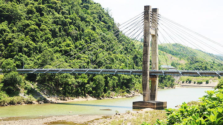 Cầu treo Đakrông - hình ảnh gắn liền với con sông. 
