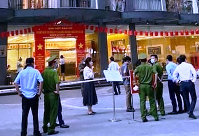 Lực lượng chức năng cách ly tòa Park 9 Times City Park Hill Premium.