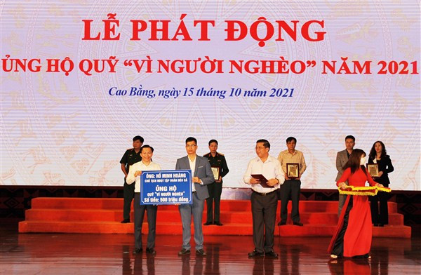 Lãnh đạo tỉnh Cao Bằng tiếp nhận ủng hộ Quỹ “Vì người nghèo”.