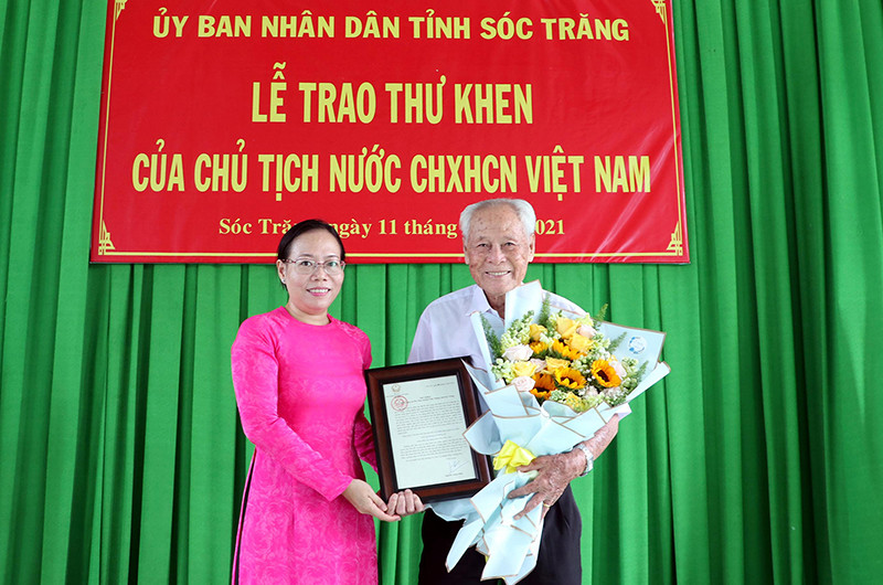 Lãnh đạo UBND tỉnh Sóc Trăng đã trao Thư khen của Chủ tịch nước Nguyễn Xuân Phúc cho cụ Trần Cang.