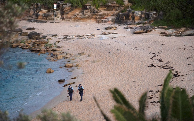 Cảnh sát tuần tra trên bãi biển Little Bay, bang New South Wales, Australia sau vụ cá mập tấn công gây chết người, chiều 16/2. (Ảnh: The Sydney Morning Herald)
