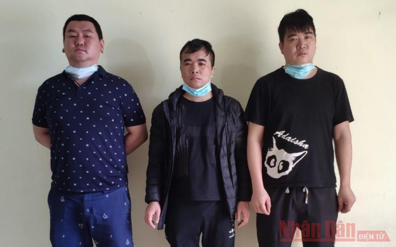 Ba đối tượng tìm cách xuất cảnh trái phép bị đồn Biên phòng cửa khẩu Trà Lĩnh (Cao Bằng) phát hiện, xử lý. 