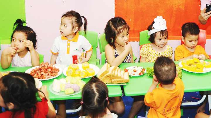 Cần bổ sung đầy đủ các nhóm chất dinh dưỡng trong bữa ăn để trẻ phát triển toàn diện. Ảnh: NAM HẢI