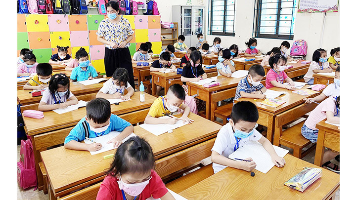 Mức học phí tăng tạo áp lực cho nhiều gia đình. 