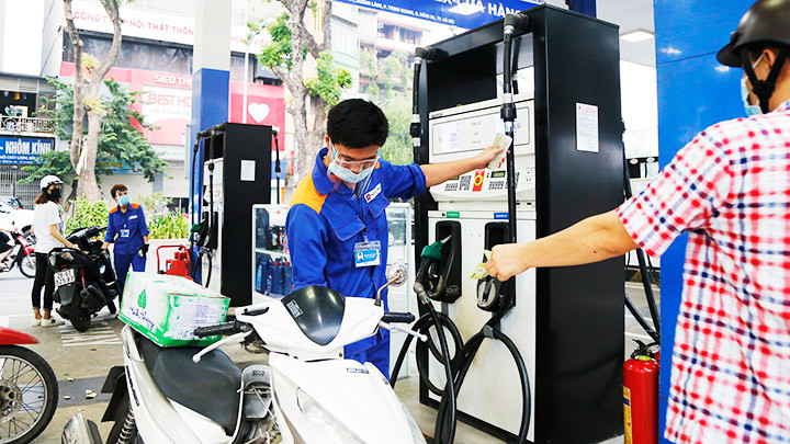 Xăng, dầu tăng giá lần thứ 6 liên tiếp là đợt tăng thứ 12 chỉ trong nửa đầu năm 2022. Ảnh: KHIẾU MINH