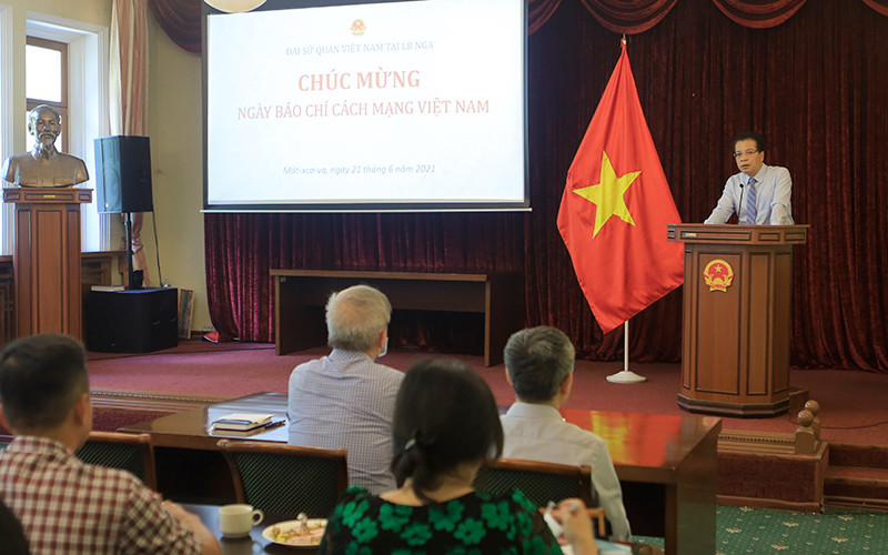 Đại sứ Đặng Minh Khôi phát biểu ý kiến. 