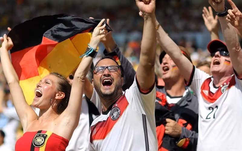 Cổ động viên đội tuyển Đức mừng chiến thắng của đội nhà trước Bồ Đào Nha rạng sáng 20-6.