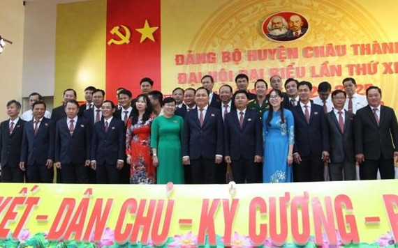 Ra mắt Ban Chấp hành khóa mới.