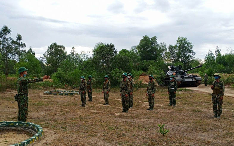 Thực hành huấn luyện trên thao trường tại Lữ đoàn Tăng-Thiết giáp 574 (Quân khu 5).