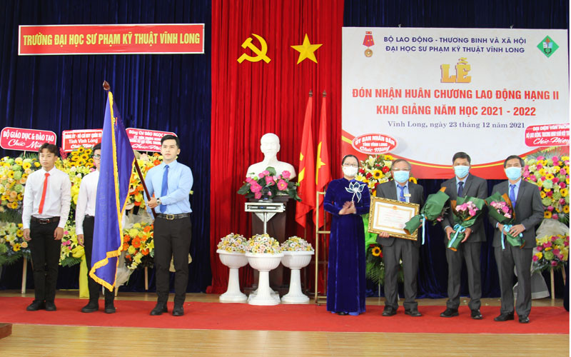 Thừa uỷ quyền, Phó Chủ tịch Uỷ ban nhân dân tỉnh Vĩnh Long Nguyễn Thị Quyên Thanh trao Huân chương Lao động hạng Nhì cho nhà trường vào sáng 23/12. (Ảnh: BÁ DŨNG)