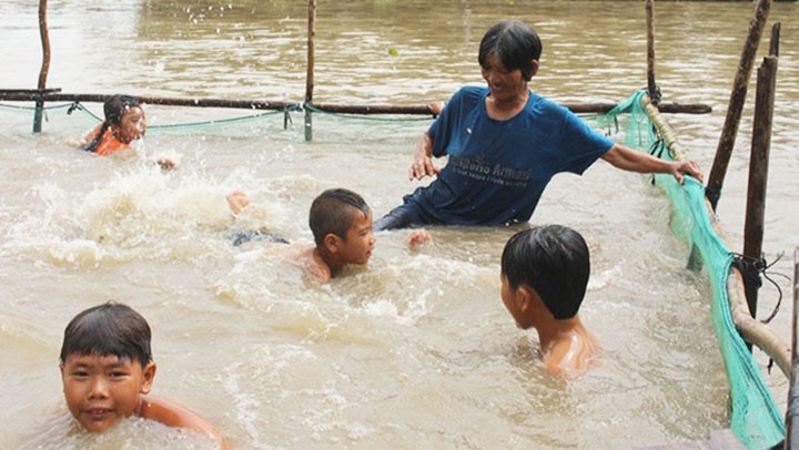 Bà Kim Thia và các học trò.