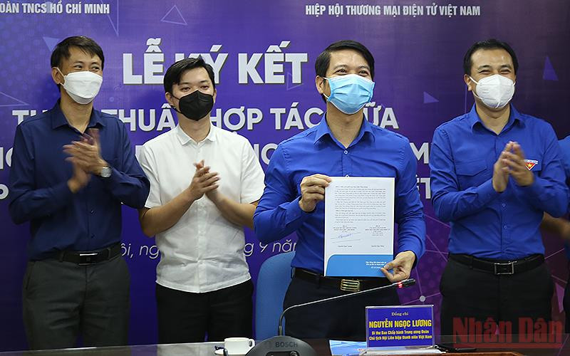 Đồng chí Nguyễn Ngọc Lương, Bí thư Trung ương Đoàn, Chủ tịch Hội Liên hiệp Thanh niên Việt Nam (thứ 2 từ phải sang) thực hiện nghi lễ ký kết thỏa thuận theo phương thức trực tuyến. 