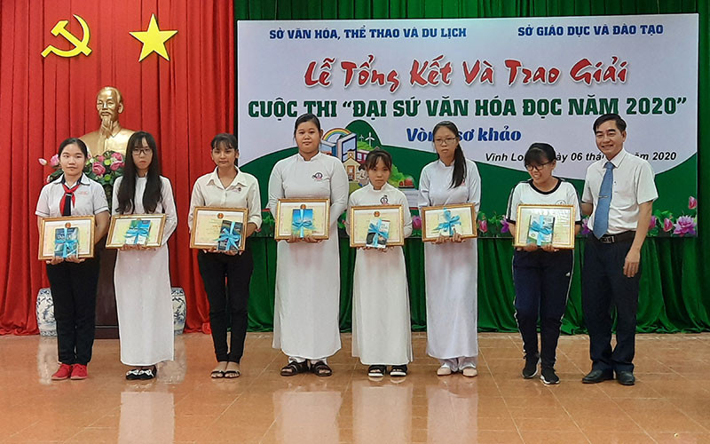 Ban Tổ chức trao thưởng cho các em đạt giải ở mạng mục Chia sẻ cảm tưởng hay nhất. (Ảnh: BÁ DŨNG) 