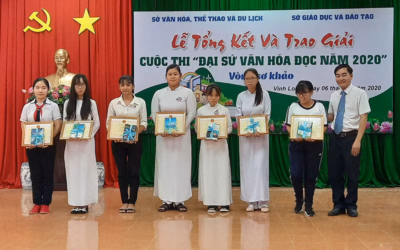 Ban Tổ chức trao thưởng cho các em đạt giải ở mạng mục Chia sẻ cảm tưởng hay nhất. (Ảnh: BÁ DŨNG) 