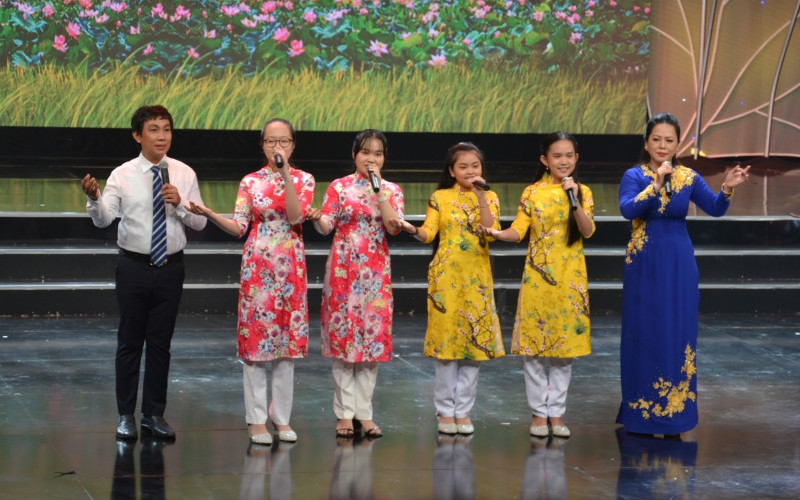 Tác phẩm “Theo gương Bác”, Điệu Khốc hoàng thiên của tác giả Phạm Thái Bình (CLB Đờn ca tài tử TTVH Thành phố) đạt Giải B khối không chuyên.