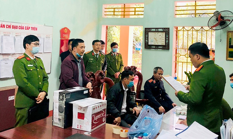 Lực lượng chức năng tiến hành khám xét nơi làm việc của Vũ Cảnh Phương.