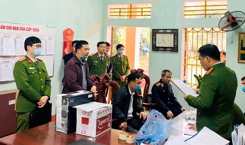 Lực lượng chức năng tiến hành khám xét nơi làm việc của Vũ Cảnh Phương.