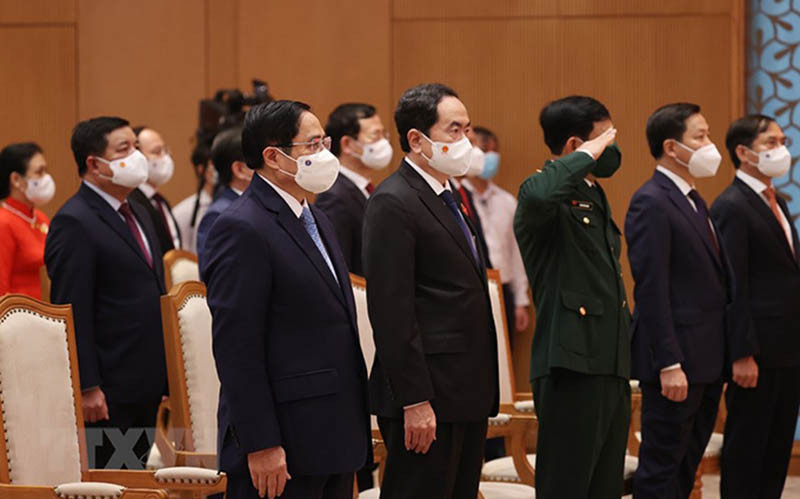 Thủ tướng Phạm Minh Chính và các đại biểu thực hiện nghi lễ chào cờ. (Ảnh: Dương Giang/TTXVN)