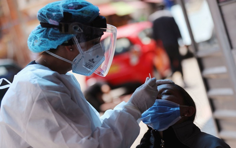 Lấy mẫu xét nghiệm Covid-19 tại Bogota, Colombia, tháng 12/2020. (Ảnh: Reuters)
