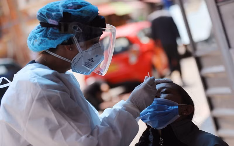Lấy mẫu xét nghiệm Covid-19 tại Bogota, Colombia, tháng 12/2020. (Ảnh: Reuters)