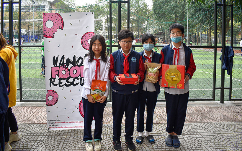 Các bạn học sinh từ nhiều trường đem đồ ăn tới ủng hộ.