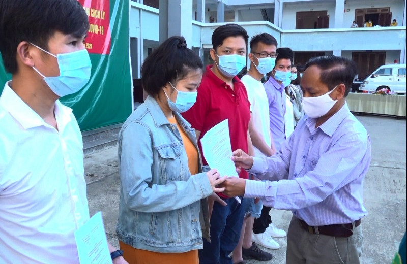 Trao Giấy chứng nhận hoàn thành thời gian cách ly cho công dân trở về từ Nhật Bản.