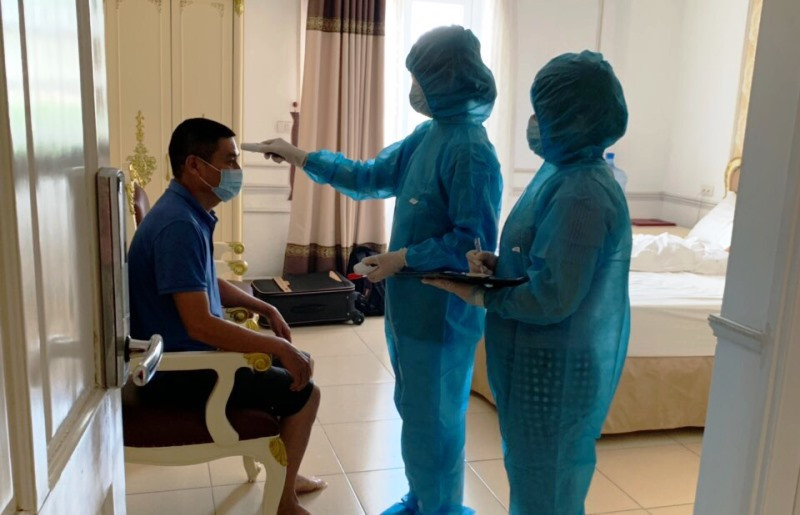 Kiểm tra thân nhiệt hằng ngày cho người nước ngoài tại khách sạn Diệu Linh, huyện Vũ Thư (tỉnh Thái Bình).
