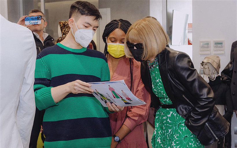 Phan Đăng Hoàng giới thiệu các thiết kế của mình cho Tổng Biên tập tạp chí Vogue Anna Wintour. (Ảnh: Facebook nhân vật)