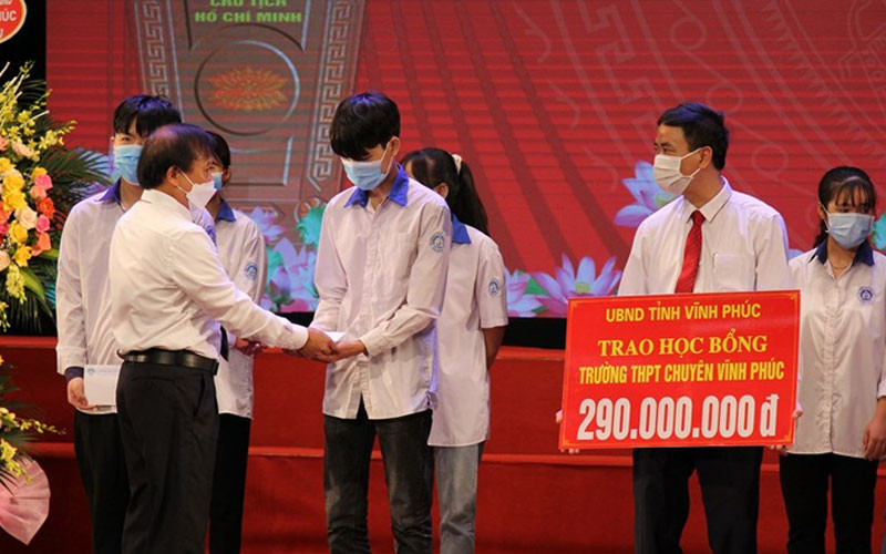 Trao học bổng của Quỹ Khuyến học cho học sinh Trường THPT chuyên Vĩnh Phúc.