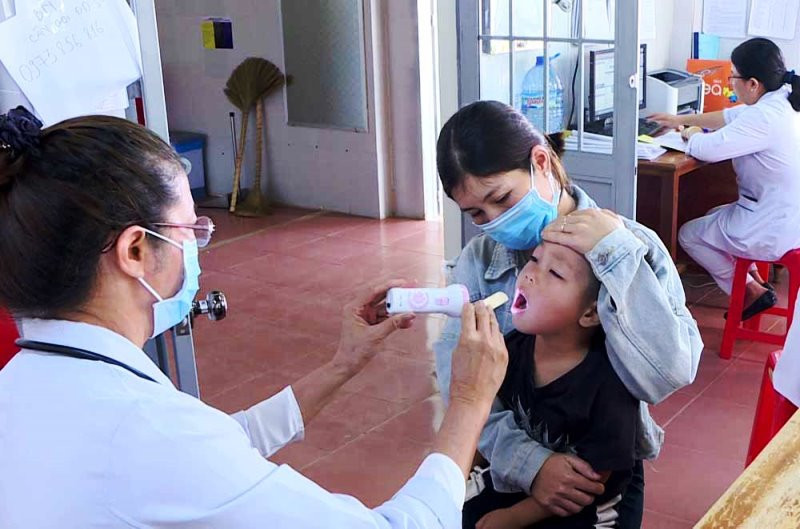 Khám sàng lọc bệnh bạch hầu tại cơ sở y tế.