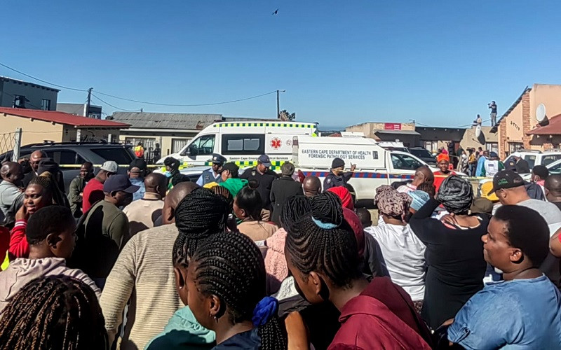 Đám đông tụ tập bên ngoài quán rượu xảy ra thảm kịch ở Đông London, Nam Phi, ngày 26/6/2022. (Ảnh: Sky News)