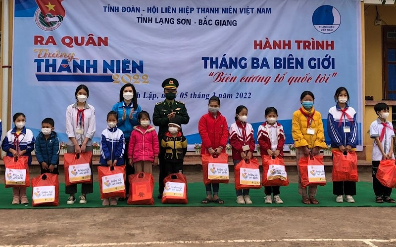 Đại diện lãnh đạo tỉnh Đoàn Lạng Sơn và Bộ chỉ huy Bộ đội biên phòng tỉnh tặng quà cho các em có hoàn cảnh khó khăn tại xã Bính Xá, huyện Đình Lập.
