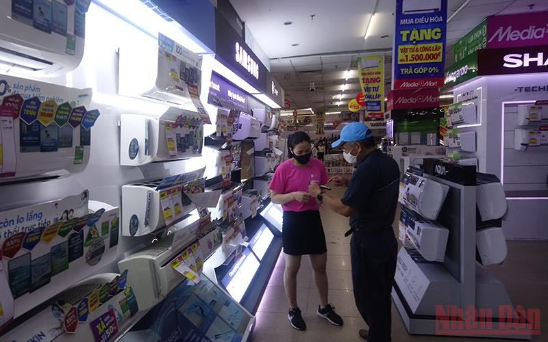 Khách hàng chọn mua sản phẩm tại siêu thị điện máy Media Mart Thanh Xuân (Hà Nội).