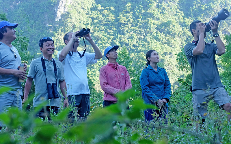 Tổ bảo vệ voọc của ông Nguyễn Thanh Tú (áo xanh) cùng cán bộ xã Thạch Hóa và kiểm lâm đi tuần, kiểm tra đàn voọc.