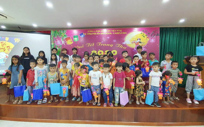 Thiếu nhi gốc Việt Nam tại thành phố Preah Sihanouk vui Tết Trung thu.