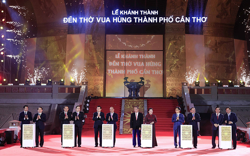 Chủ tịch nước Nguyễn Xuân Phúc và các vị lãnh đạo, nguyên lãnh đạo Đảng, Nhà nước thực hiện nghi thức khánh thành Đền thờ Vua Hùng tại Cần Thơ. (Ảnh: TTXVN)