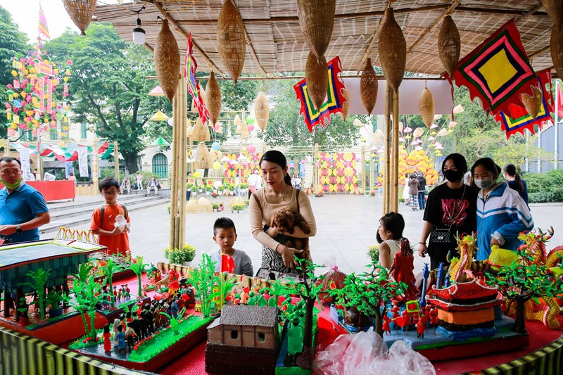 Khách tham quan các gian hàng giới thiệu văn hóa làng nghề tại Lễ hội.