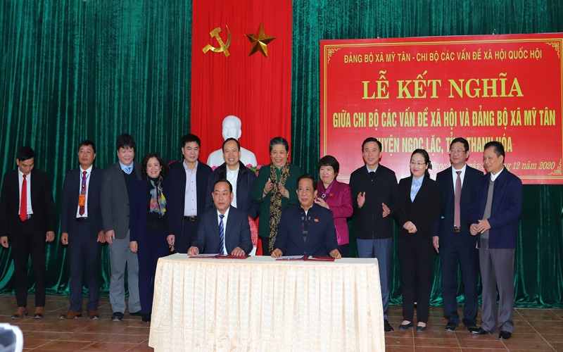 Phó Chủ tịch Quốc hội cùng các đại biểu chứng kiến ký kết nội dung ghi nhớ giữa hai tổ chức đảng.