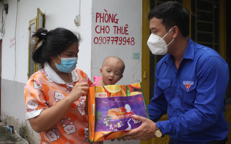 Tặng quà Trung thu cho thiếu nhi nghèo trên địa bàn huyện Bến Lức, tỉnh Long An.