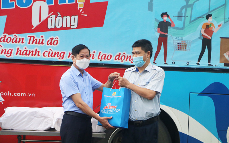 Trao “Túi An sinh Công đoàn” cho người lao động xí nghiệp xe Buýt 10-10 Hà Nội