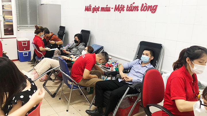 Nhiều người dân tích cực tham gia hiến máu góp phần hỗ trợ công tác điều trị.