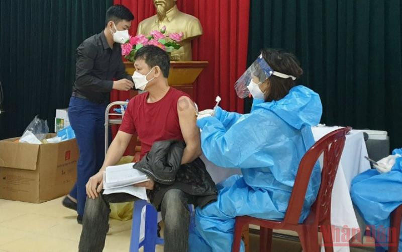 Tiêm mũi 3 Covid-19 cho người dân phường Hồng Sơn, TP Vinh.