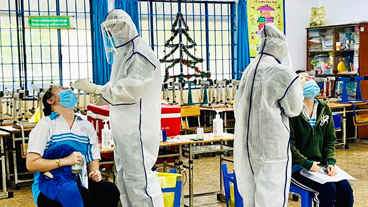 Lấy mẫu xét nghiệm Covid-19 cho học sinh tại điểm thi Trường THPT Thủ Đức, TP Thủ Đức.