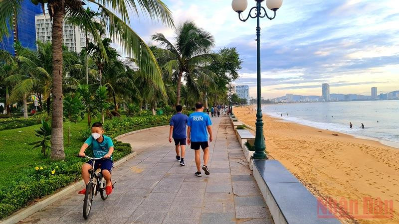 Người dân Quy Nhơn tập thể dục và tắm biển tại khu vực Công viên biển Quy Nhơn.