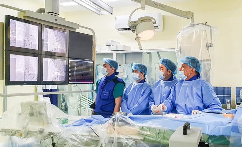 Các bác sĩ đang thực hiện can thiệp bằng phương pháp triệt đốt cấp cứu nhịp tim nhanh.