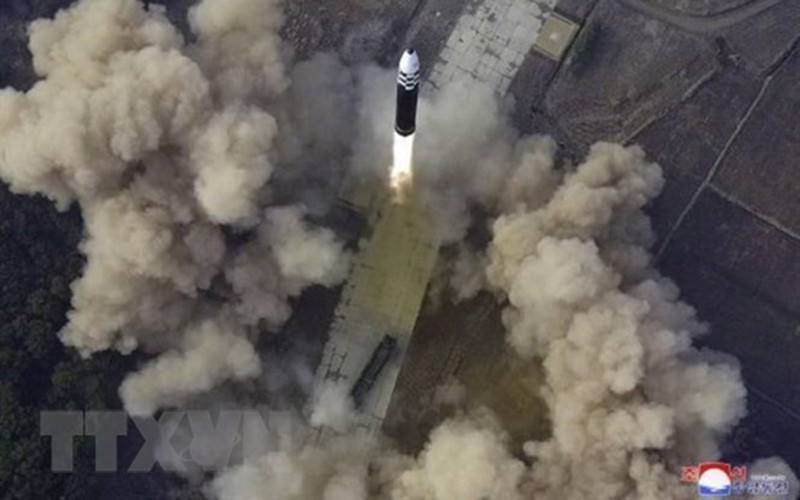 Tên lửa đạn đạo xuyên lục địa (ICBM) Hwasongpho-17 của Triều Tiên được phóng thử tại Bình Nhưỡng, ngày 24/3. (Ảnh: Kyodo/TTXVN)