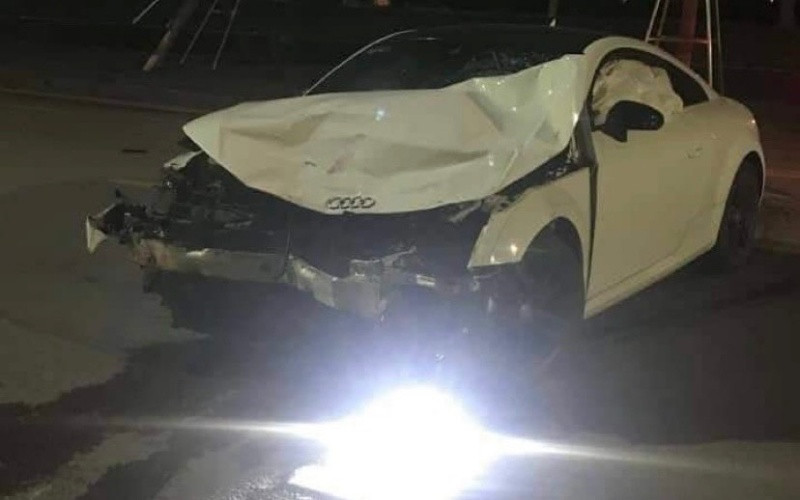 Cú đâm mạnh khiến chiếc ô-tô hư hỏng nặng phần đầu.