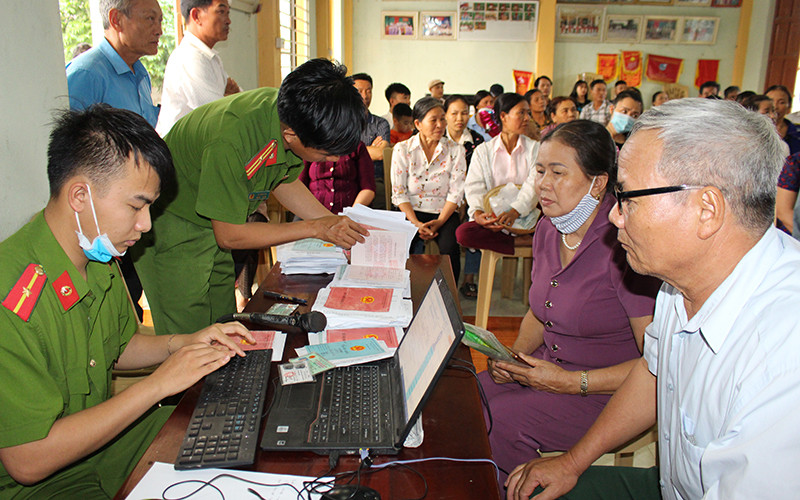 Tổ lưu động Công an huyện Triệu Sơn làm căn cước cho công dân ở thôn 5, xã Dân Lý.